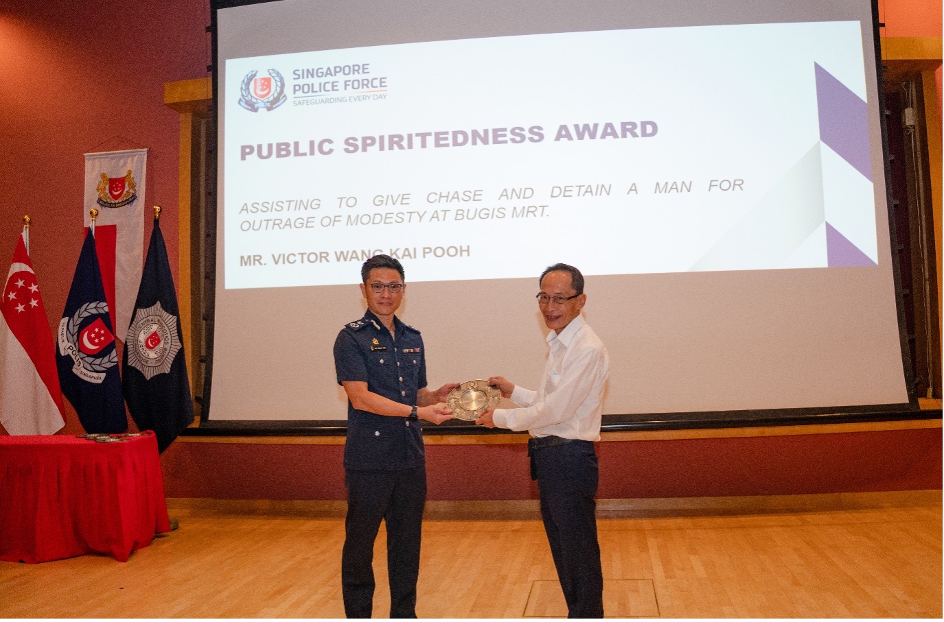 20220818_eleven_members_of_the_public_presented_with_public_spiritedness_award2