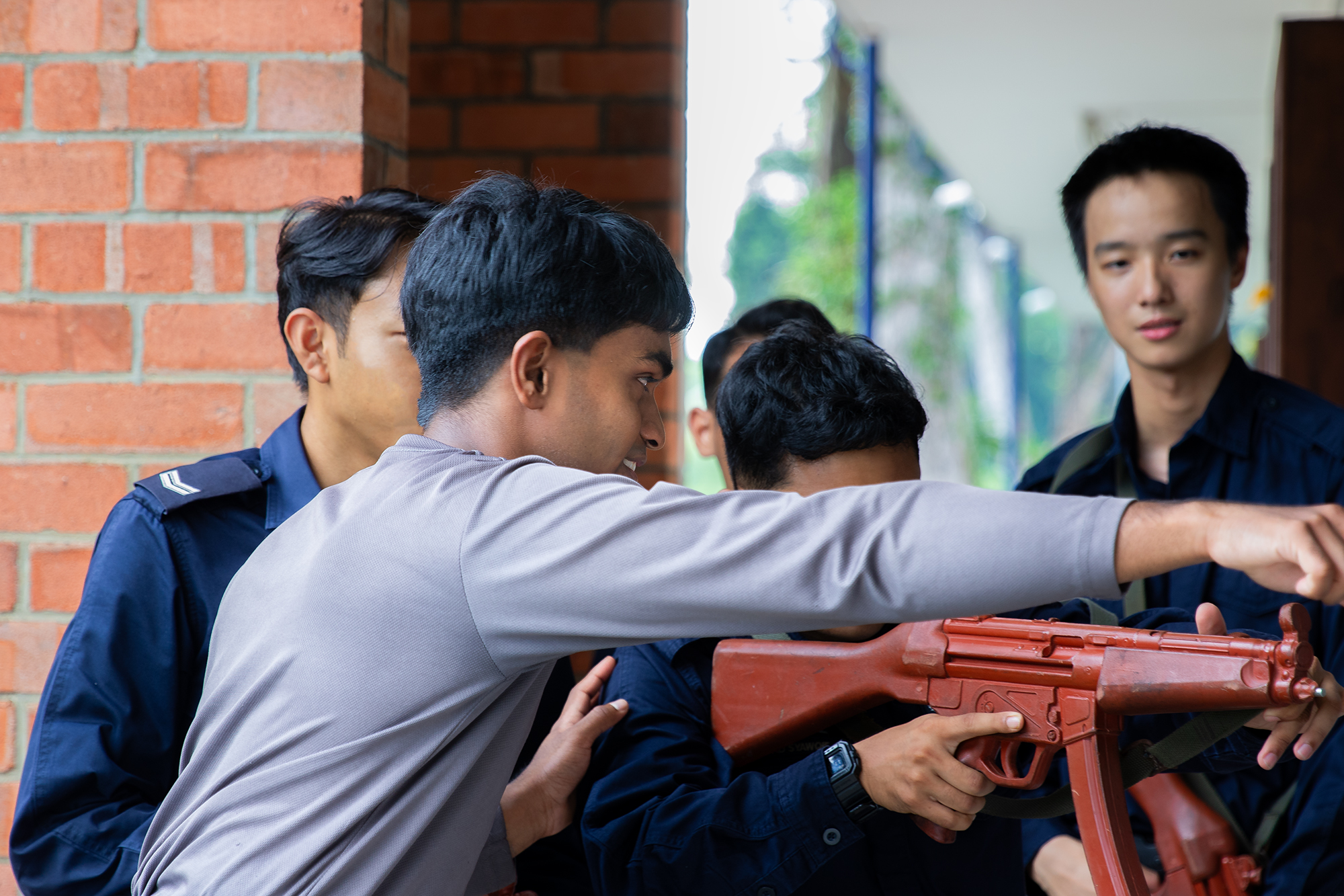 SC/Cpl Berkhamp giving instructions to trainees during a tactical room clearance exercise. PHOTO: Alethea Lee